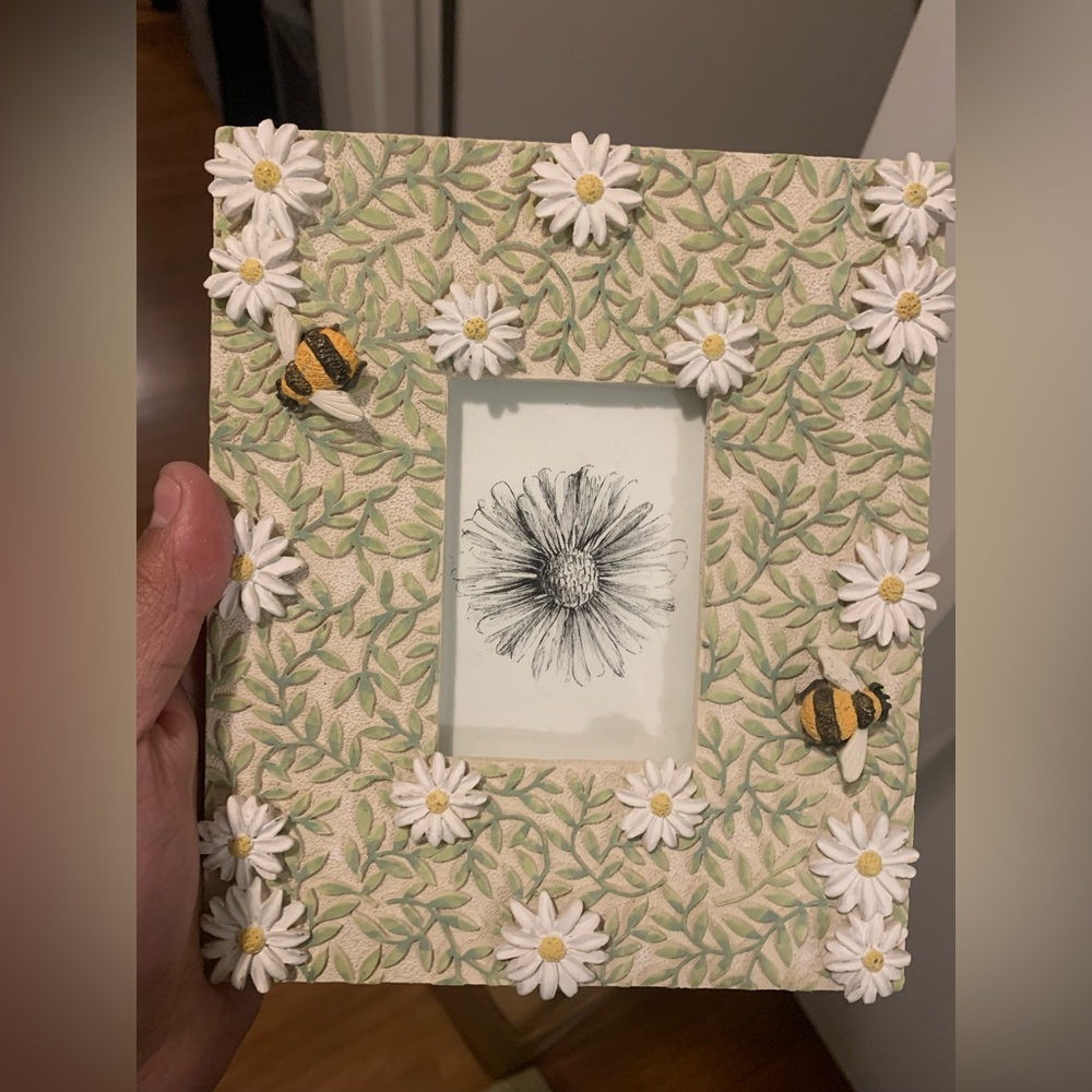 Vintage Floral Daisy and Bee Picture Frame